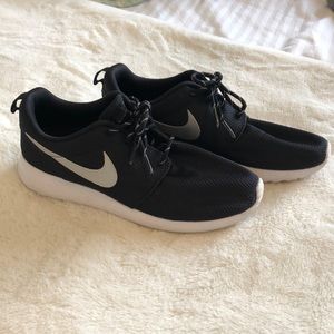 Nike walking shoes (size: W 8.5)